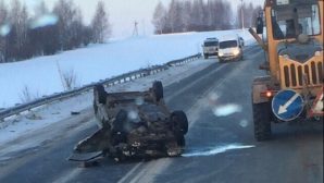 В Мордовии на трассе опрокинулся ВАЗ: двое пострадали