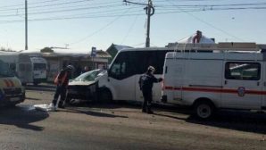 В Пензе столкнулись легковушка и микроавтобус