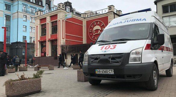 В полиции рассказали о мужчине с перерезанным горлом в киевском кафе
