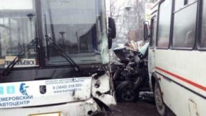 В Прокопьевске автобусы смяли УАЗ: двое пострадали