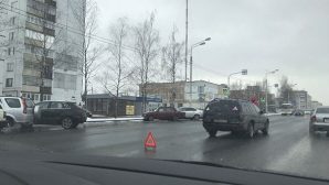 В Пскове поломанная иномарка перегородила улицу Коммунальную
