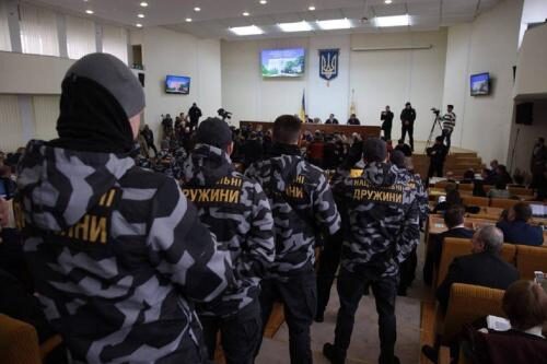 В Украине националисты вломились протестовать в здание горсовета