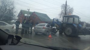 В Воронеже трактор ковшом раздавил «Гранту»