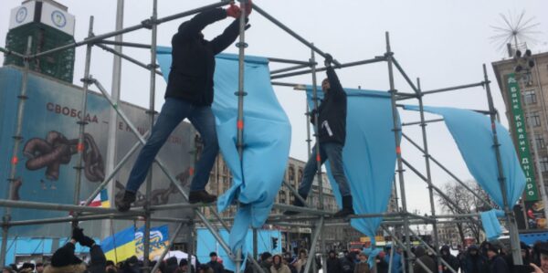 Видео: Сторонники Саакашвили разобрали конструкции на Майдане
