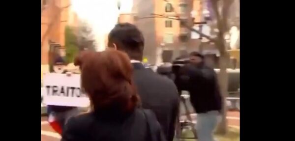 Видео: В Манафорта бросили российский флаг возле суда