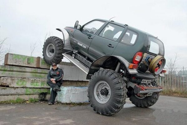 Внедорожник Нива 4x4 с «тракторными» колесами появился в России