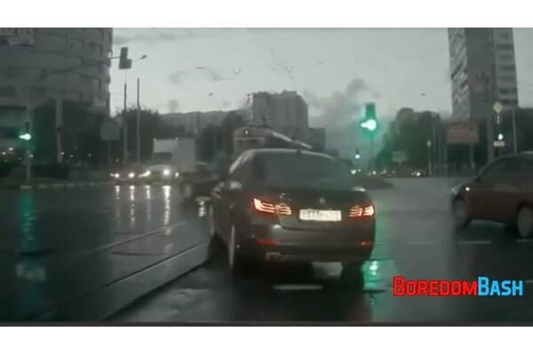 Внезапное появление машины-призрака в центре России попало в объектив видеокамер