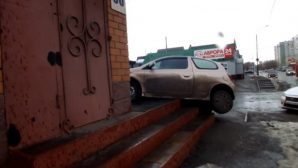 Водитель Toyota влетел в крыльцо стоматологии в Оренбурге