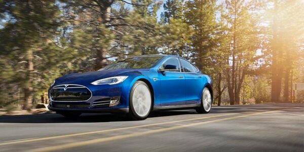 Заржавели: Tesla отзывает 123 000 машин