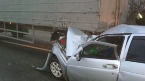 Заснувший за рулем водитель легковушки врезался в КамАЗ на Ставрополье