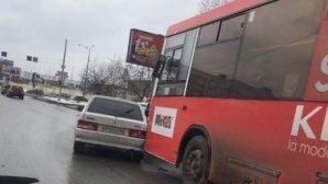 Автобус протаранил легковушку в Екатеринбурге на Бардина