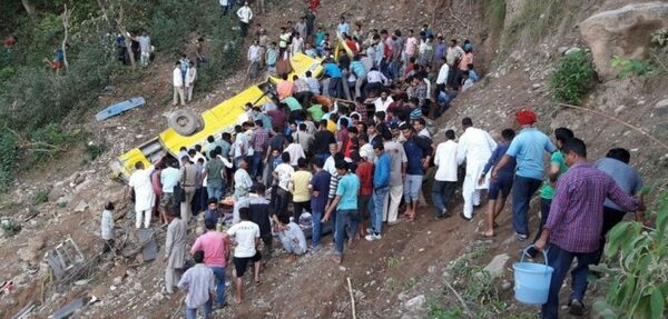 Более 20 детей погибли в ДТП со школьным автобусом в Индии