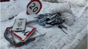 Лихач на Audi Q5 снес дорожные знаки и ограждение? в Барнауле