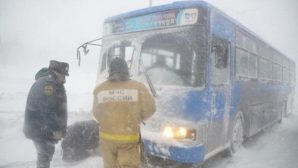 Неопытный водитель автобуса ушел в занос и перекрыл дорогу в Петропавловске