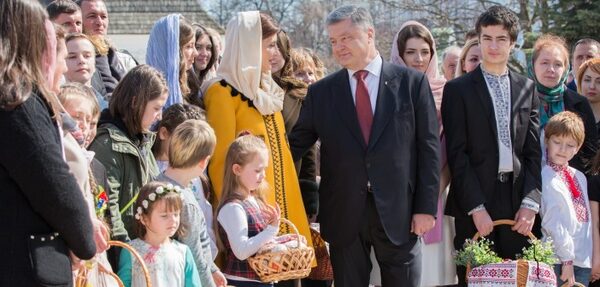 Порошенко поздравил украинцев с Пасхой