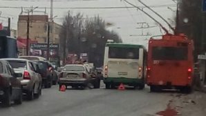 Тройное ДТП с автобусом в Смоленске парализовало движение