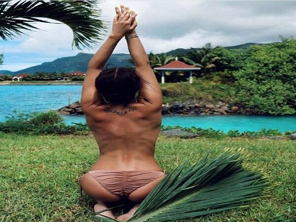 Бузова на Сейшилах полностью обнажила свое тело, едва прикрыв его пальмовой ветвью