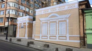 Дом Врангеля в Ростове спрятали за ярким баннером