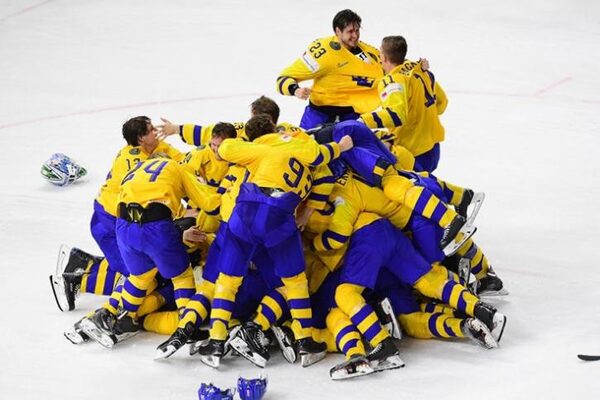 Сборная Швеции стала чемпионом мира по хоккею, едва не отдав победу Швейцарии