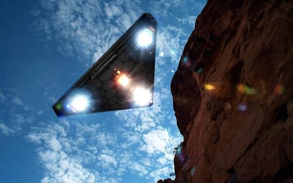 Секретный самолет TR-3B или инопланетный корабль: загадочный треугольный объект не дает покоя исследователям