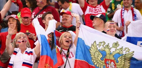 Американский комик посмеялся над "угрюмыми россиянами", которых заставили улыбаться на ЧМ-2018