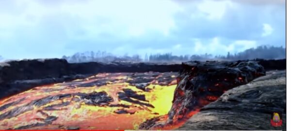 «Бункер дьявола», плывущий по раскаленной лаве, снял на видео ученый