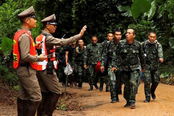 В Таиланде продолжается операция по спасению школьников – из пещеры освободили 4 подростков