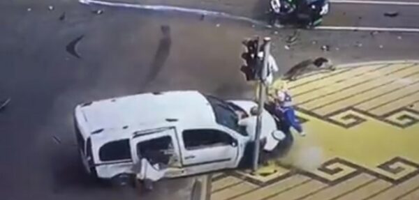 Видео: В Киеве машину отбросило на пешеходов после ДТП, один погибший