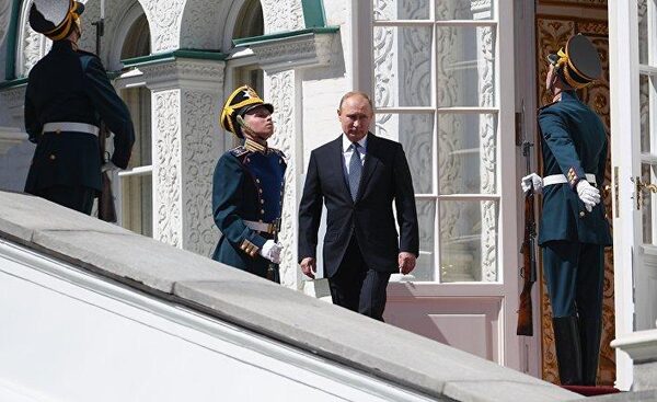 Бывших больше нет: Путин установит контроль за расходами экс-чиновников, их жен, мужей и детей