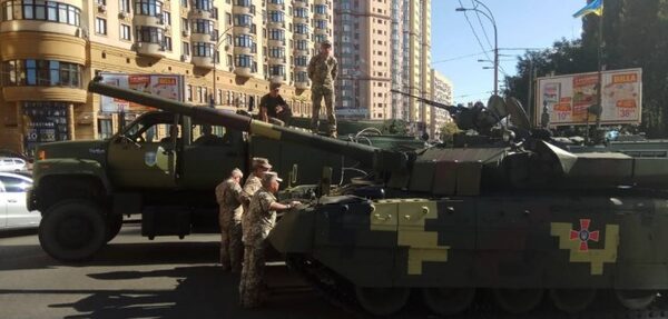 Видео: в центре Киева заглох танк, ехавший на репетицию парада