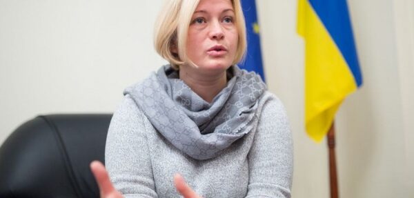 Геращенко: выдача украинцам венгерских паспортов требует жесткой реакции
