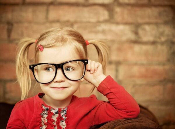 Как выявить проблемы со зрением у ребенка: 7 признаков, что пора к офтальмологу