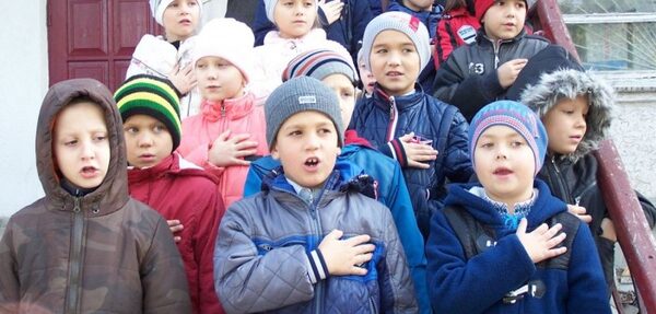 В Ивано-Франковской области дети перед уроками будут петь гимн и молиться – СМИ