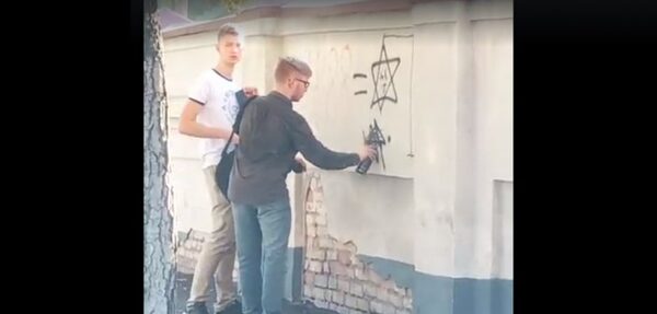 В Киеве двое неизвестных под видео рисовали антисемитские знаки
