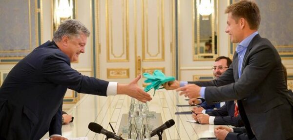 Гончаренко подарил Порошенко перчатки, в которых выступал в ПАСЕ