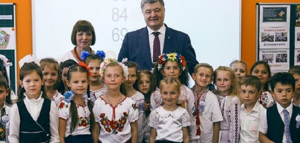 Порошенко поздравил педагогов с Днем учителя