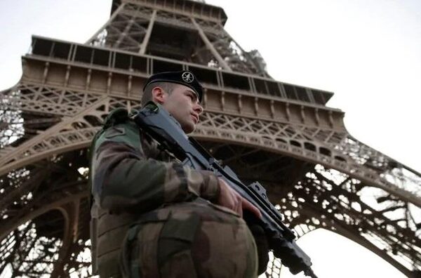 Эйфелева башня и Лувр станут недоступны для туристов