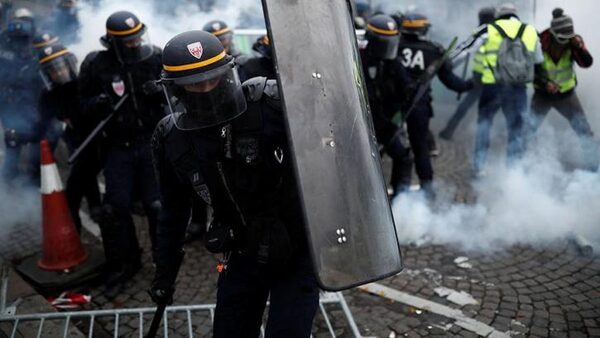 При разгоне протестующих в Париже, пострадал журналист RT