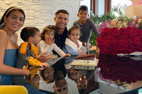 Невеста Криштиану Роналду Джорджина Родригес отметила день рождения с ним и детьми