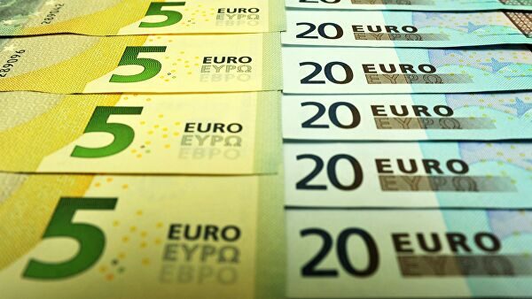Официальный курс евро на пятницу снизился на копейку