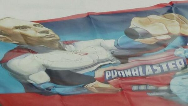 В Стамбуле демонтировали картины, где Путин изображён как Супермен