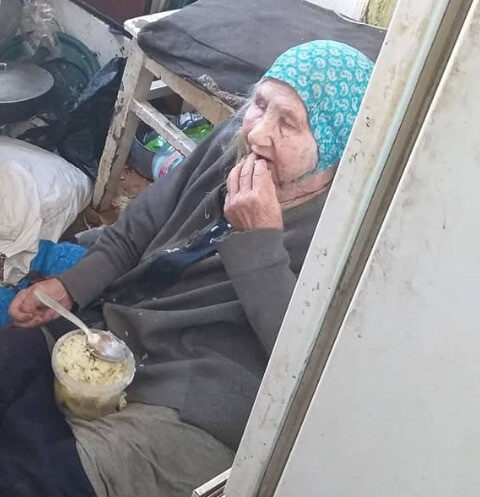 92-летняя старушка чуть не умерла от голода в заваленной мусором квартире