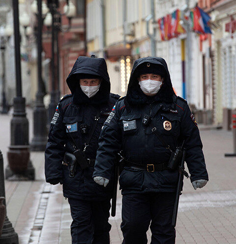 «Через меня проходят тысячи людей. Риск заражения коронавирусом почти 100%»: будни московских полицейских