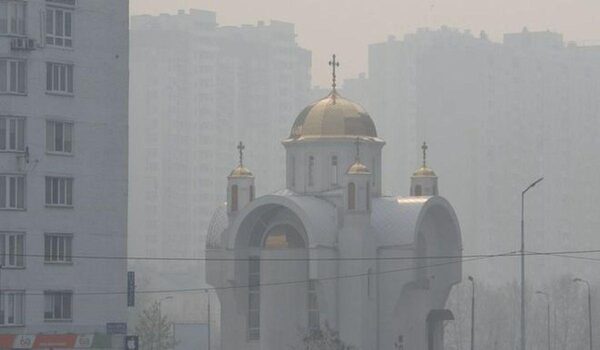 Едкий дым от лесных пожаров вблизи Чернобыля накрыл Киев