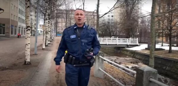 Финская полиция поддерживает карантин советскими песнями