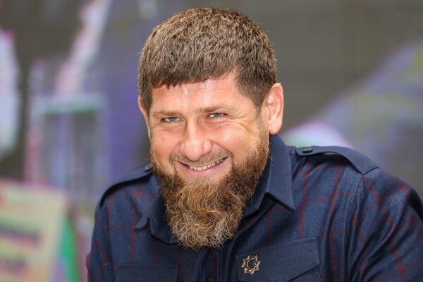 Кадыров, после просьбы открыть парикмахерские побрился налысо