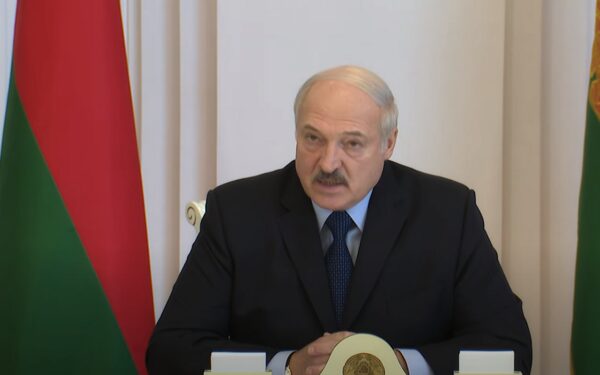 Лукашенко заявил, что парад Победы в Беларуси из-за коронавируса отменять не будут