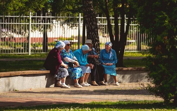 В Астраханской области возобновят индексацию пенсий пенсионерам-опекунам