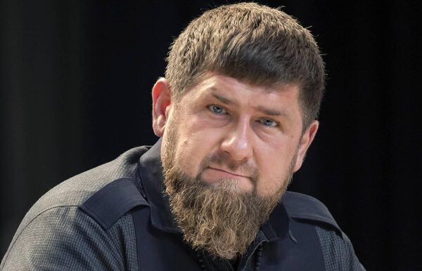 Чеченка извинилась перед Кадыровым за версию о домашнем насилии над умершей дочерью