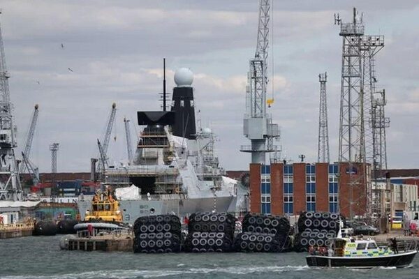 Военный корабль Британии стоимостью €1 млрд не может выйти в море четыре года